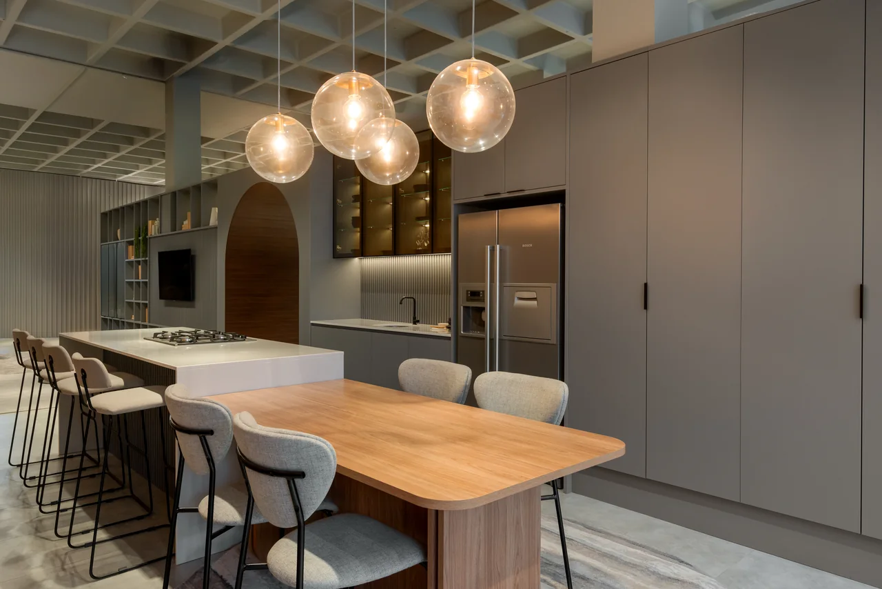 Cozinha planejada com ilha e iluminação quente